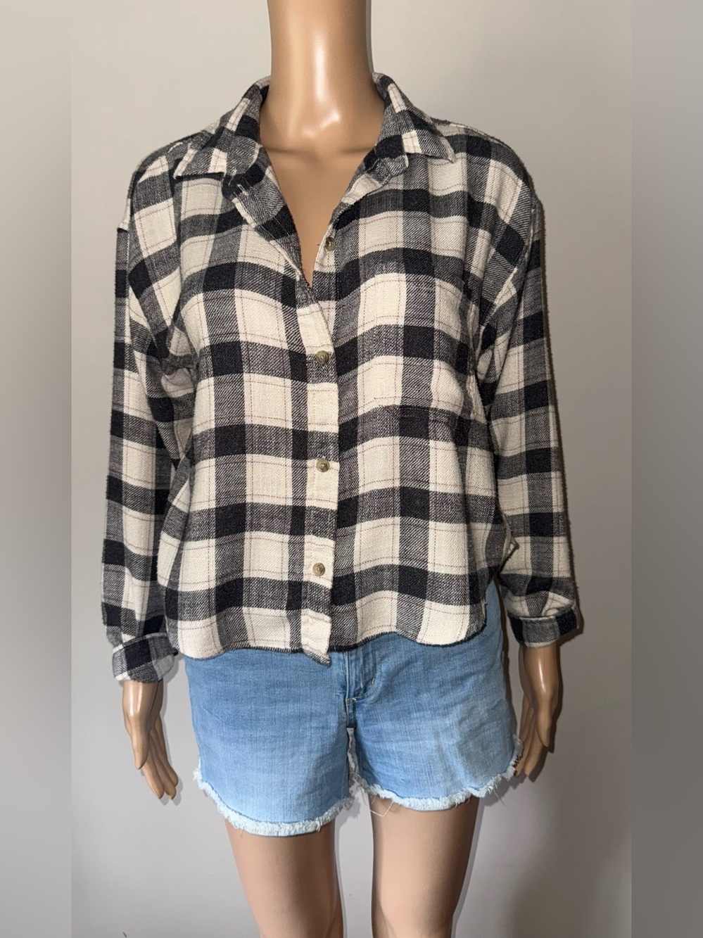 American Eagle Outfitters Black and Cream Plaid Button-Down Shirt